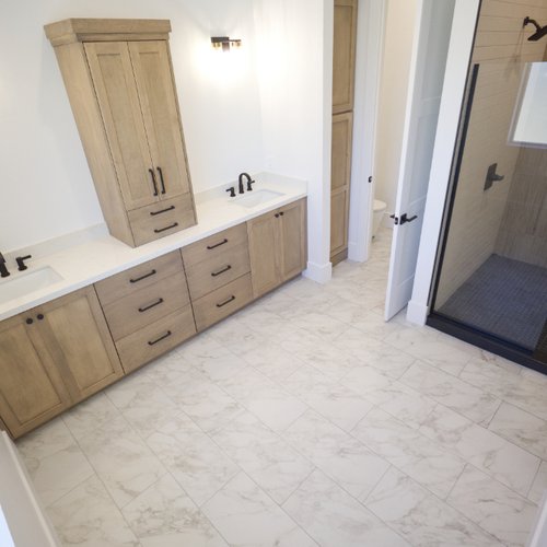Marble tile flooring in a new build bathroom in Arizona